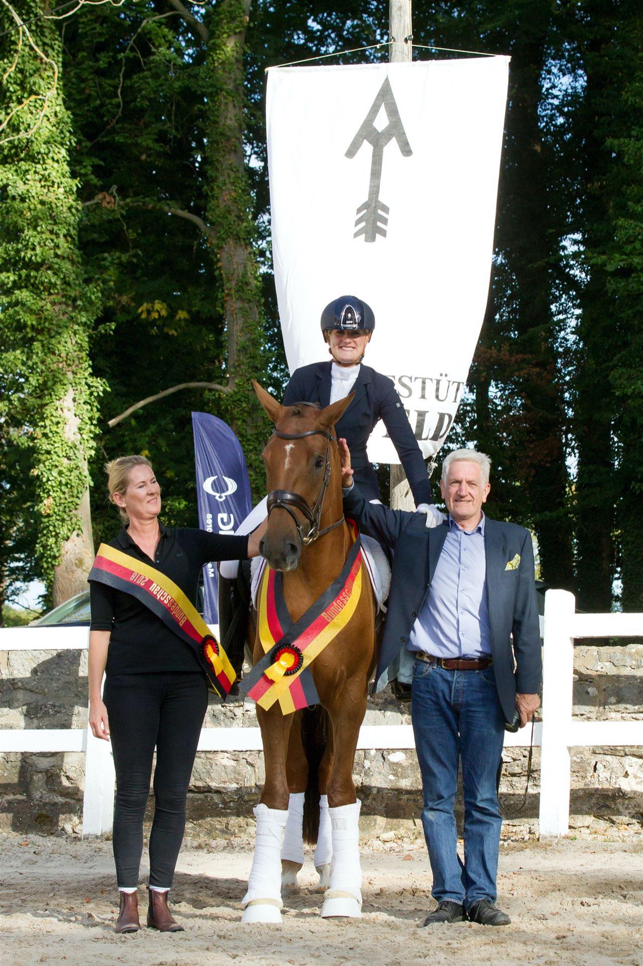 Doris und Manfred Graf mit Bundessiegerstute und Reitpferdechampionesse Dornröschen unter Elsa-Luise Graf